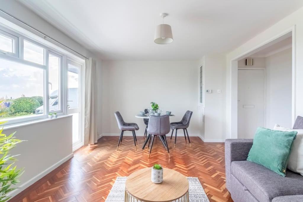 Spacious Sea View 2 Bedroom Sleeps 6-Free Parking ボーンマス エクステリア 写真