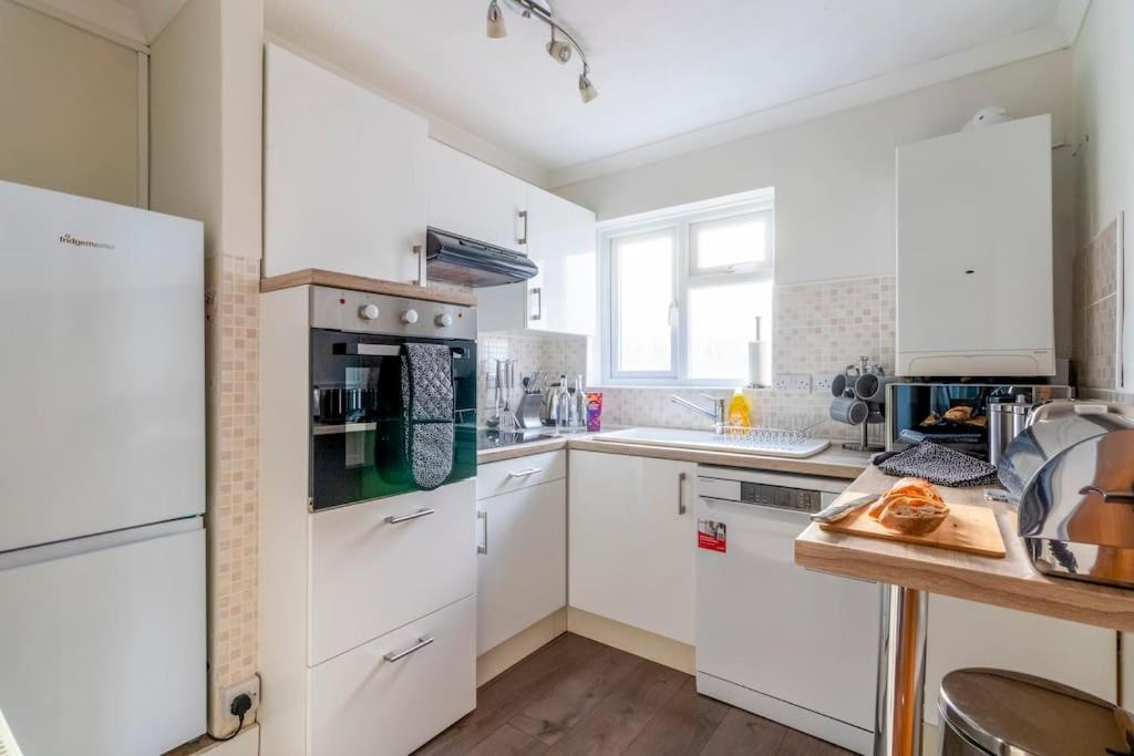 Spacious Sea View 2 Bedroom Sleeps 6-Free Parking ボーンマス エクステリア 写真