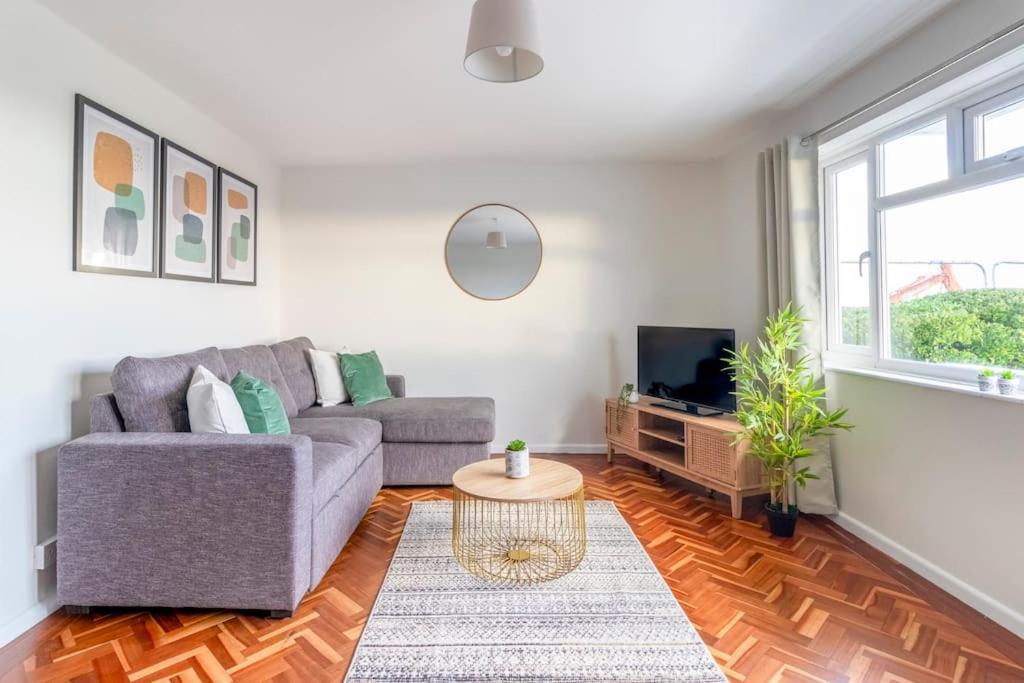 Spacious Sea View 2 Bedroom Sleeps 6-Free Parking ボーンマス エクステリア 写真