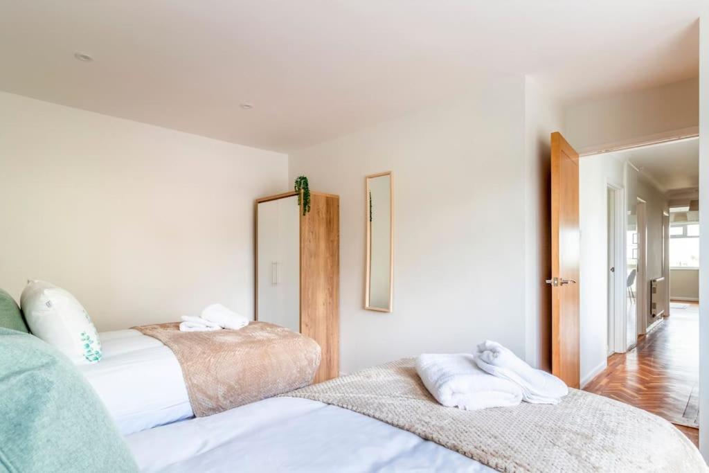 Spacious Sea View 2 Bedroom Sleeps 6-Free Parking ボーンマス エクステリア 写真