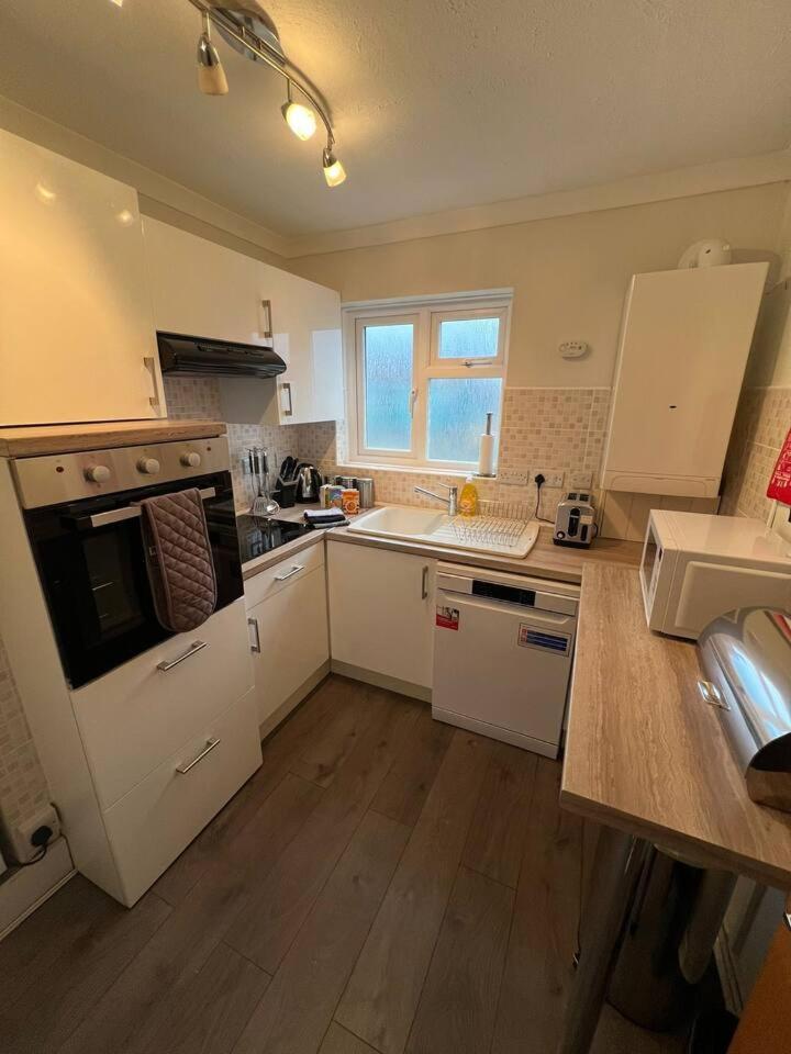 Spacious Sea View 2 Bedroom Sleeps 6-Free Parking ボーンマス エクステリア 写真